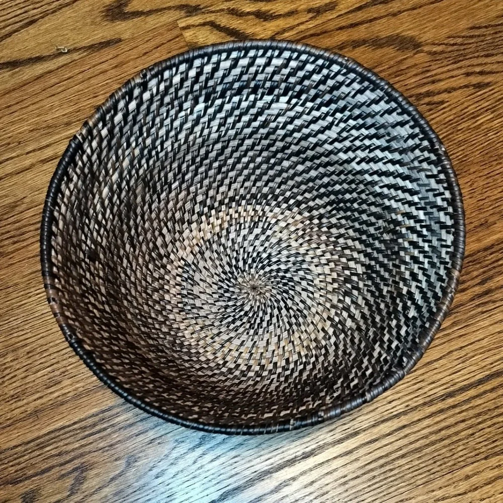 Vintage‎ Tightly Handwoven Coiled Grass Rattan Footed Basket Decorative